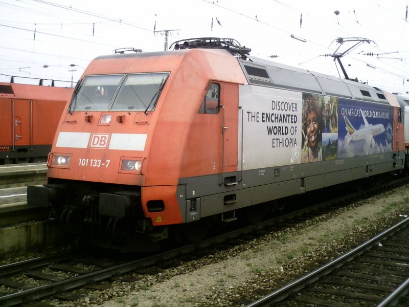 101 133 Ethiopian Airlines wartet am 31.03.2007 mit IC 329 von Dortmund nach Seefeld in Tirol auf Ausfahrt aus dem Hbf Augsburg.
