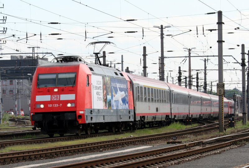 101 133 mit Werbung fr Ethiopan Airways vor dem IC 941 aufgenommen im Hauptbahnhof Linz am 21. August 2007.