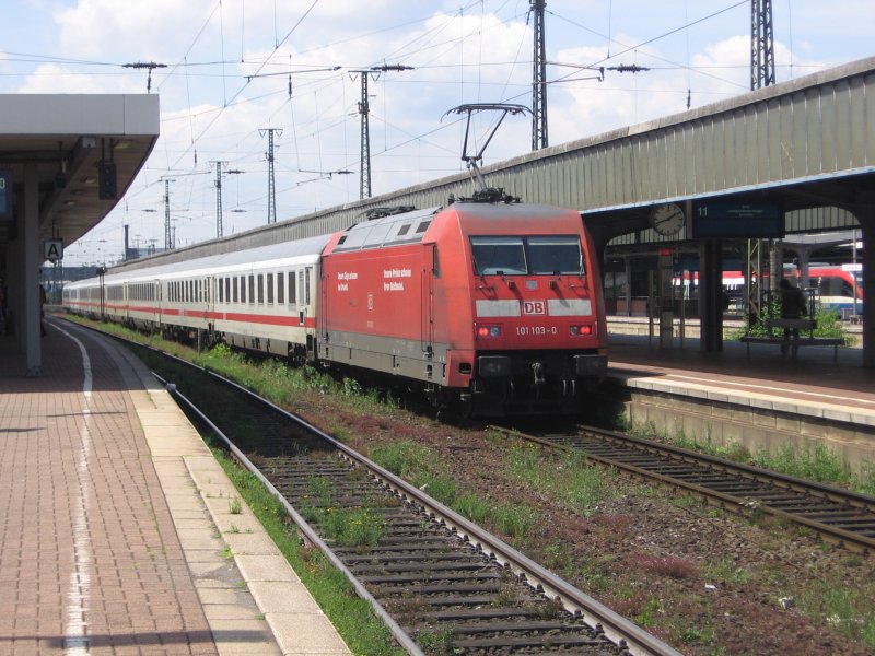 101 133 schiebt am 28.06.2007 den IC 2046 in den aus meiner Sicht total hsslichen Dortmunder Hbf.