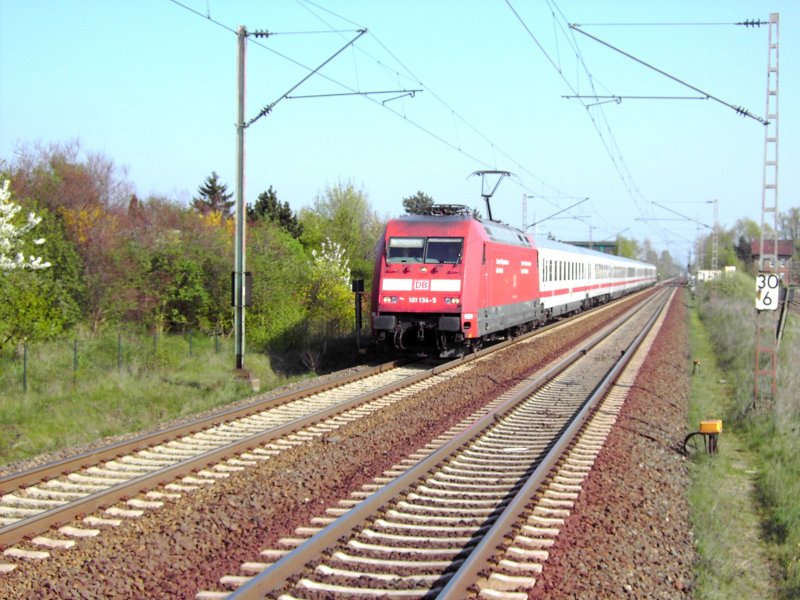 101 134-5 Richtung Hannover am Bahnhof Vhrum am Ostersonntag 2009