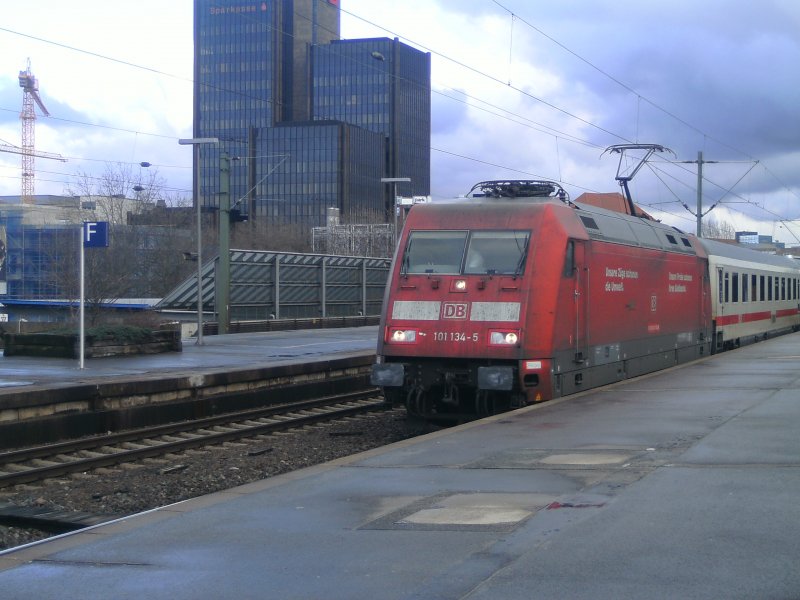 101 134-5 verlsst Hannover HBf auf Gleis 12