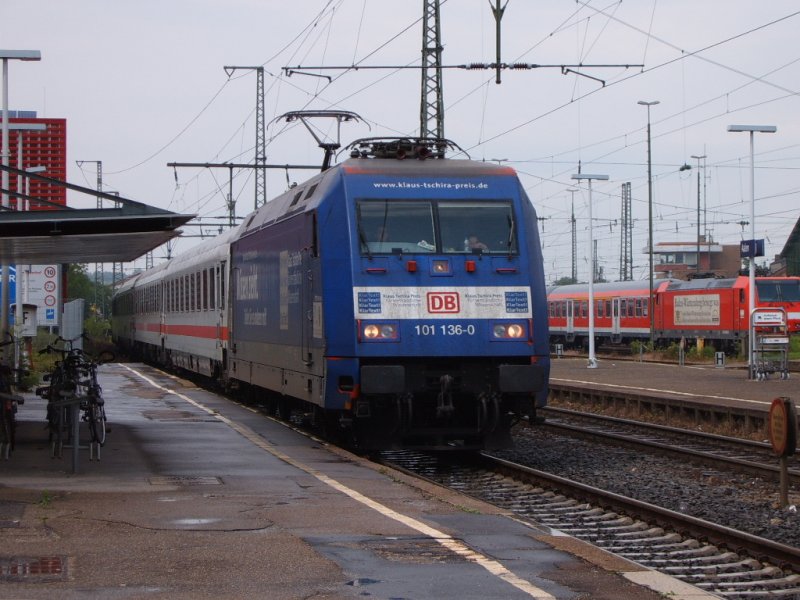 101 136-0 fhrt am 02.06.07 mit IC 2066 von Nrnberg HBF nach Karlsruhe HBF auf Gleis 1 des Aalener Bahnhofs ein.