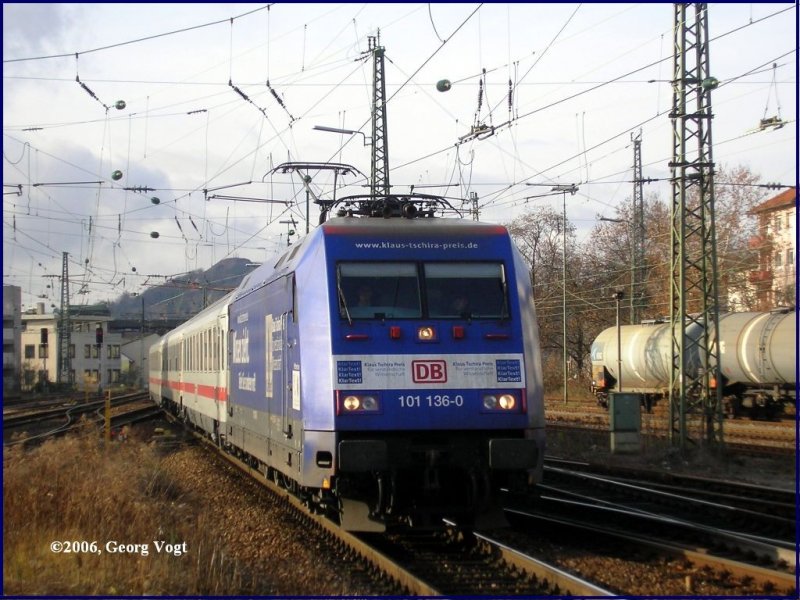 101 136-0  Wissen zieht  fhrt am 17.12.06 mit IC 2069 Karlsruhe Hbf - Nrnberg Hbf in Pforzheim Hbf ein.