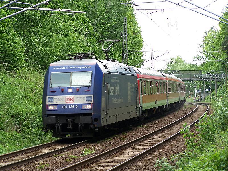 101 136 mit dem letztem InterRegio aus Berlin bei der Durchfahrt durch Chemnitz-Kinderwaldsttte am 27.05.2006