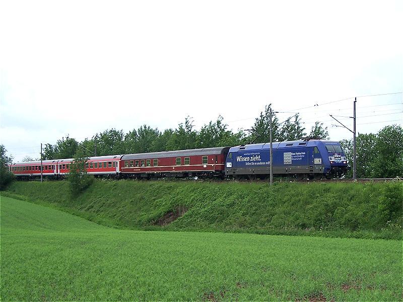 101 136 mit dem letzten InterRegio von Chemnitz nach Berlin am 27.05.2006. Zum Abschied war noch ein Speisewagen mit angehangen und die Lok trug ein Schild mit der Aufschrift  27. Mai 2006, Letzter InterRegio . Damit ist nach 18 Jahre das Kapitel InterRegio bei der DB beendet.
