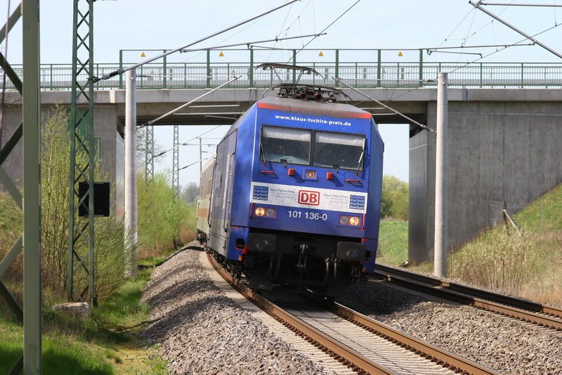 101 136 mit IC von Hamburg komment kurz vor Hagenow. 04/2007