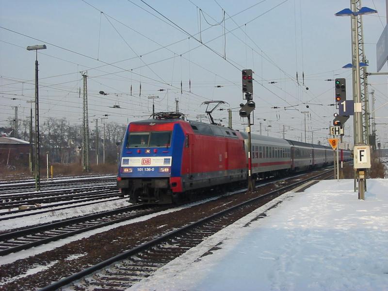 101-136 mit ihren noch beklebten Front am 27.1.2006 am EC101 der mit 20 Minuten + unterwegs ist.