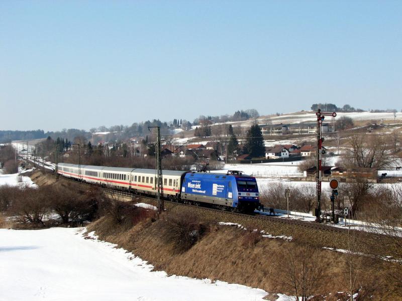 101 136 (Wissen zieht) mit IC 329 in Huglfing