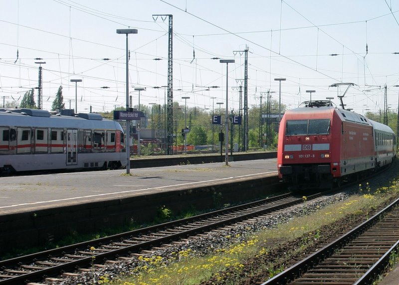 101 137-8 fhrt mit IC in Wanne-Eickel ein, das Gegenlicht lt die Wagen in Abellio VT11002 spiegeln.  05.05.2008