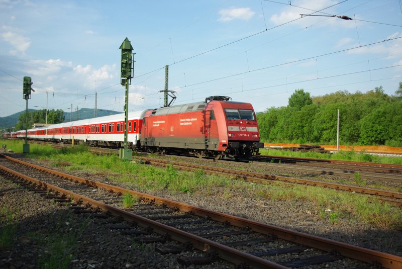 101 137-8 mit AZ 13392 nach Narbonne durch Eschwege West. 20.05.2009.