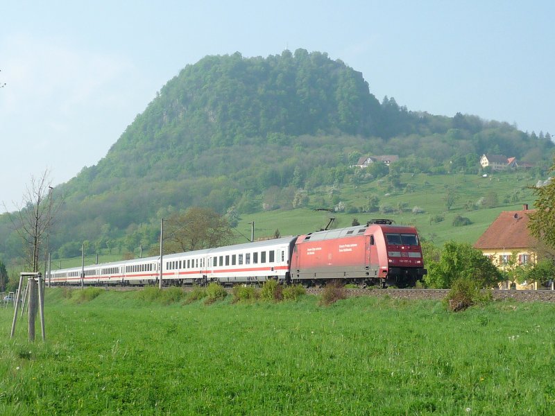 101 137-8 mit dem IC 2006 Konstanz - Dortmund Hbf unterhalb der Burg Hohentwiel am km 146,0. 01.05.09