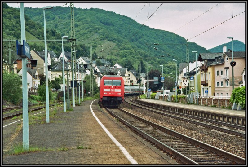 101 137 fhrt mit einem InterCity durch den Bahnhof Bopphard. Aufgenommen im Sommer 2006