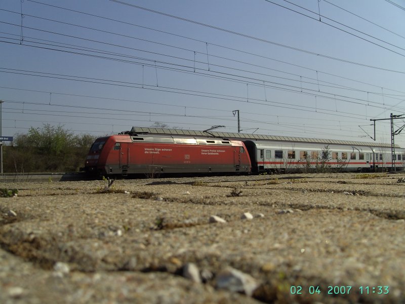 101 137 in Vaihingen (Enz) mit ihrem IC auf der Fahrt nach  Norddeich Mole. 
2.4.07 
