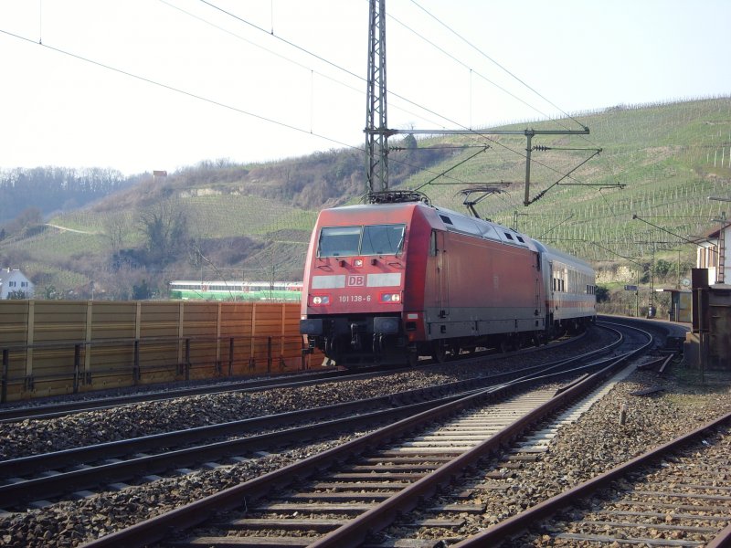 101 138-6 legt sich mit ihrem EC in Richtung Sden in Istein in die Kurve. 22.03.09