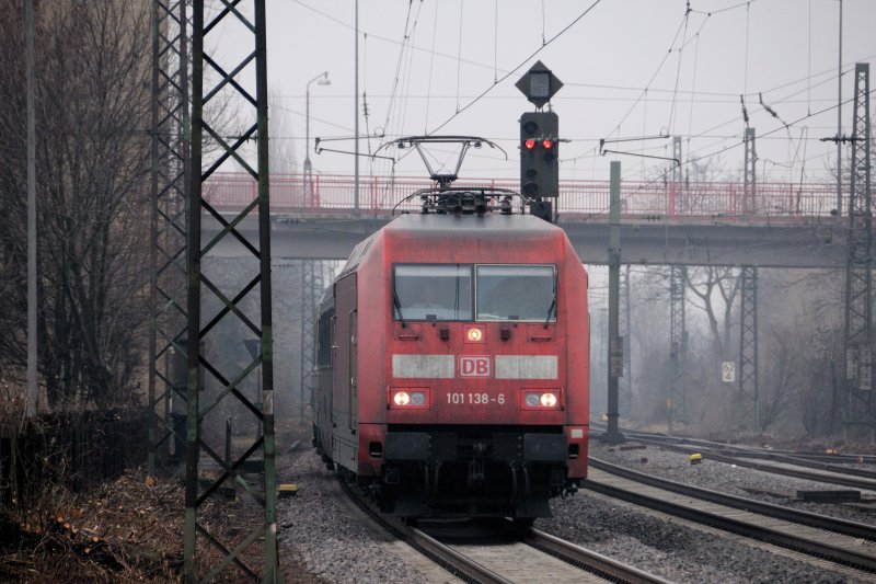 101 138-6 zieht einen Intercity Richtung Ludwigshafen im sich den ganzen Tag hartnckig haltenden Nebel. (Oggersheim, 07.02.09)