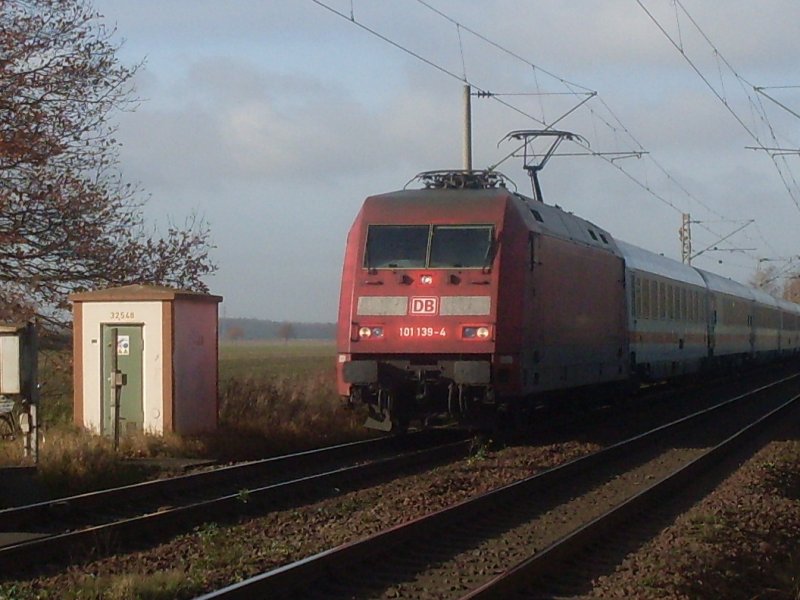 101 139-4 mit IC Richtung Leipzig Hhe Peine im November 2008.
Zu dieser Zeit sind Loks selten sauber.