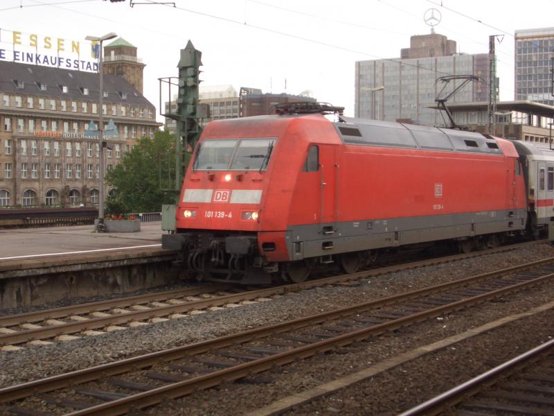 101 139-4 startet grad mit ihrem IC in richtung Dsseldorf.
Essen Hbf 12.9.2005