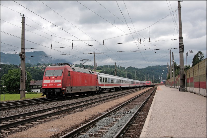 101 139 (9180 6 101 139-4 D-DB) verlsst mit dem EuroCity 81  Garda  den Haltepunkt Kundl nach einem Betriebshalt. (04.07.2008)
