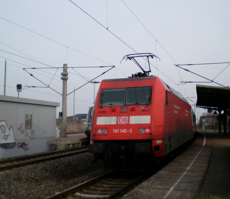101 140-2 schiebt den umgeleiteten IC Dortmund-Binz duch den Bahnhof Artern in Richtung Sangerhausen um von dort weiter nach Halle und Berlin zu fahren. 30.01.2008