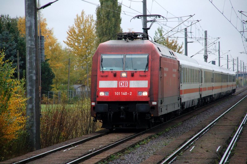 101 140 zieht am 27.10.09 einen IC durch Brehna Richtung Halle(S).