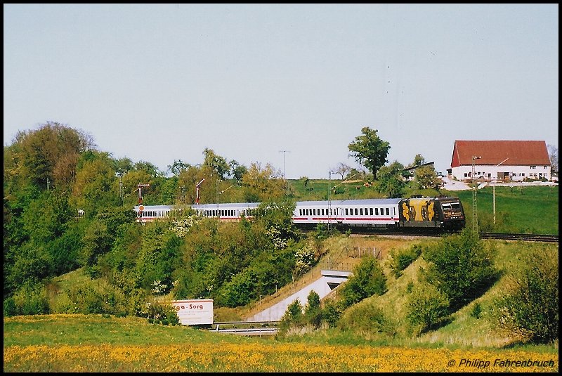 101 141-0 ist am 26.04.07 unterwegs mit IC 2069 von Karlsruhe Hbf nach Nrnberg Hbf, aufgenommen bei Goldshfe. Aufnahme mit Canon Eos 500, gescannt.