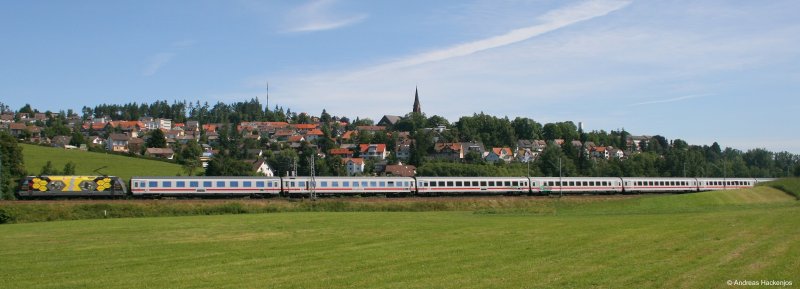 101 141-0  Bahnazubis gegen Hass und Gewalt  mit dem IC2370 (Konstanz-Hamburg Altona) am km 70,0 vo der Kulisse von St.Georgen im Schwarwald 6.8.08