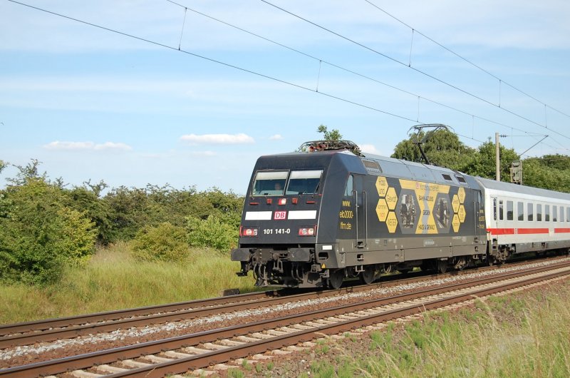 101 141-0  DB Azubis Gegen Hass und Gewalt  am 17.06.2009 kurz vor berquerung des Mittellandkanals bei Peine