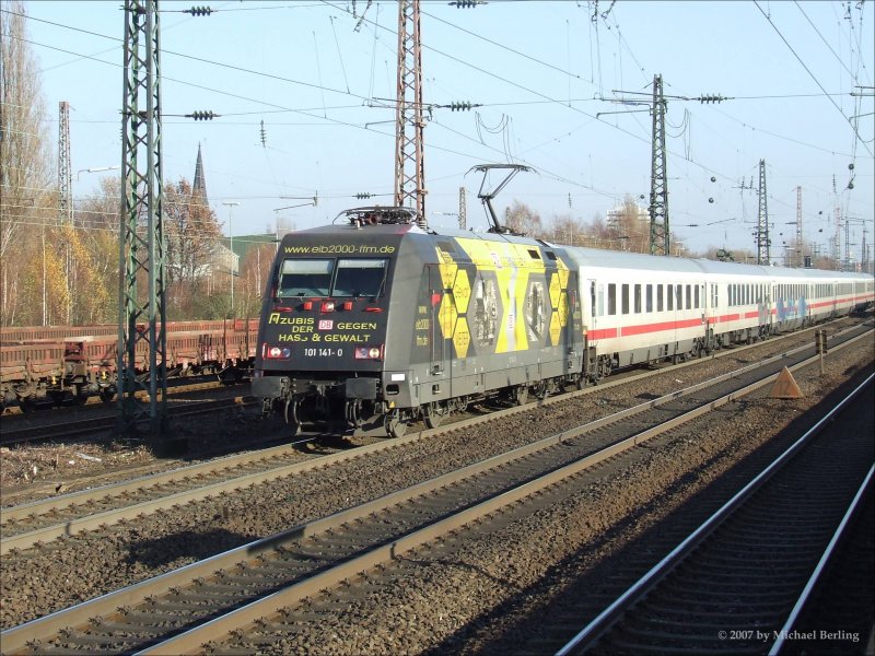 101 141-0 mit IC2156 richtung Dsseldorf Hbf passiert soebend den S-Bahn Halt Bochum Ehrenfeld. 22.11.07