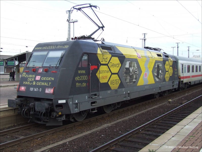 101 141-0 schiebt IC2151 nach Berlin Gesundbrunnen, hier beim halt in Dortmund Hbf. 22.11.07