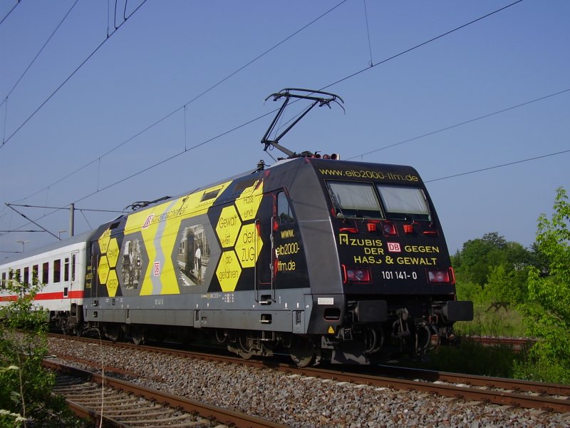 101 141-0 schiebt den umgeleiteten IC 2154 duch den Bahnhof Artern (KBS 595, 26.05.2007