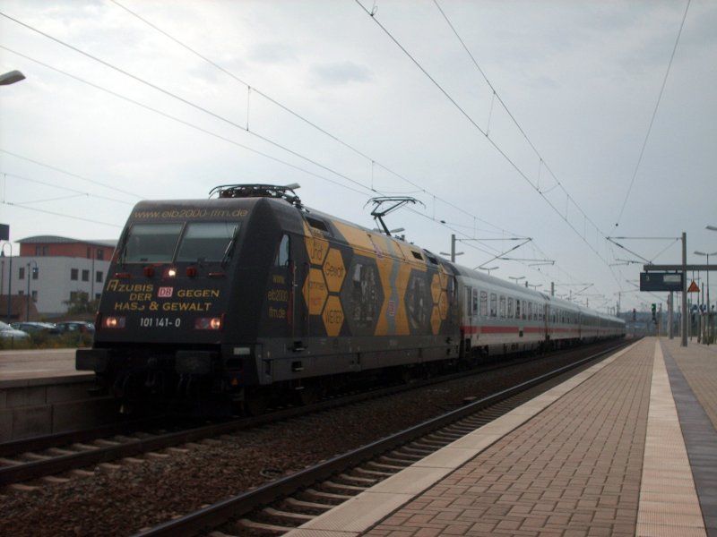 101 141-0 zog am 23.08.2007 den IC 2453 von Eisenach nach Stralsund. Dieser Zug hlt Einfahrt in dem Bahnhof Bitterfeld.