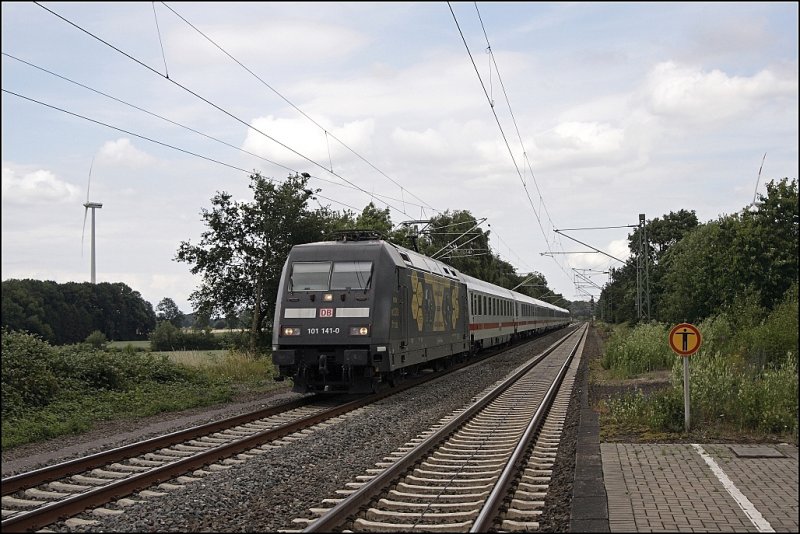 101 141 (9180 6101 141-0 D-DB) passiert mit dem IC 2048 nach Kln Hbf die Station Nordbgge. (20.06.2009)