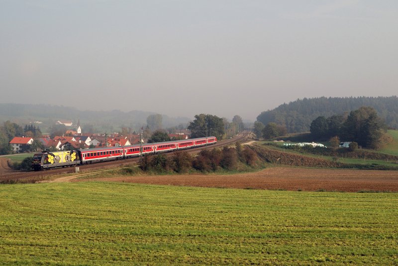 101 141 (Azubis der DB gegen Hass und Gewalt) mit RE 4037 bei Paindorf (09.10.2007)
