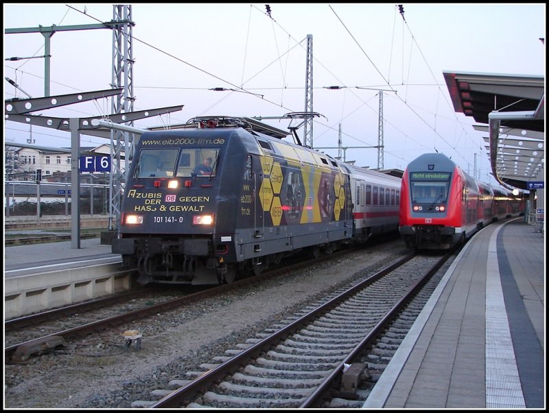 101 141 Azubis der DB gegen Hass und Gewalt ist gerade im Rostocker Hbf eingetroffen. Der vor 10 Minuten eingetroffene RE auf dem Nebengleis fhrt in die Abstellgruppe des Rostocker Hbf. Aufgenommen am 25.03.07 