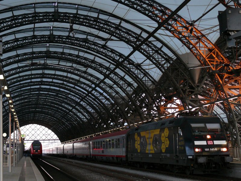 101 141  Bahn-Azubis gegen Hass & Gewalt  mit dem EC 172 Wien-Sdbahnhof - Hamburg-Altona am Abend des 13.02.2009 in Dresden Hbf. - Ob es wohl Zufall war, dass gerade am 13. Februar eine 101 mit dieser Werbung von/nach Dresden fuhr??
