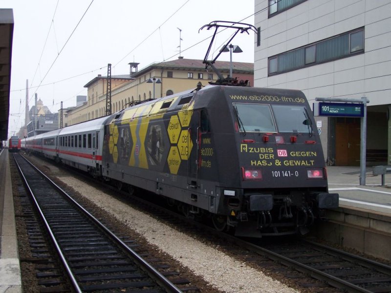 101 141 Bahn Azubis steht am 03.11.2007 mit IC 2264 nach Karlsruhe abfahrtbereit in Augsburg Hbf.