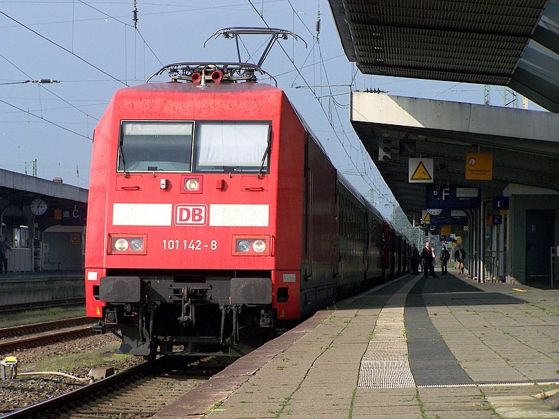 101 142-8 mit einem InterCity in Richtung Weimar bei der Wende in Hamm(Westf) am 04.10.07