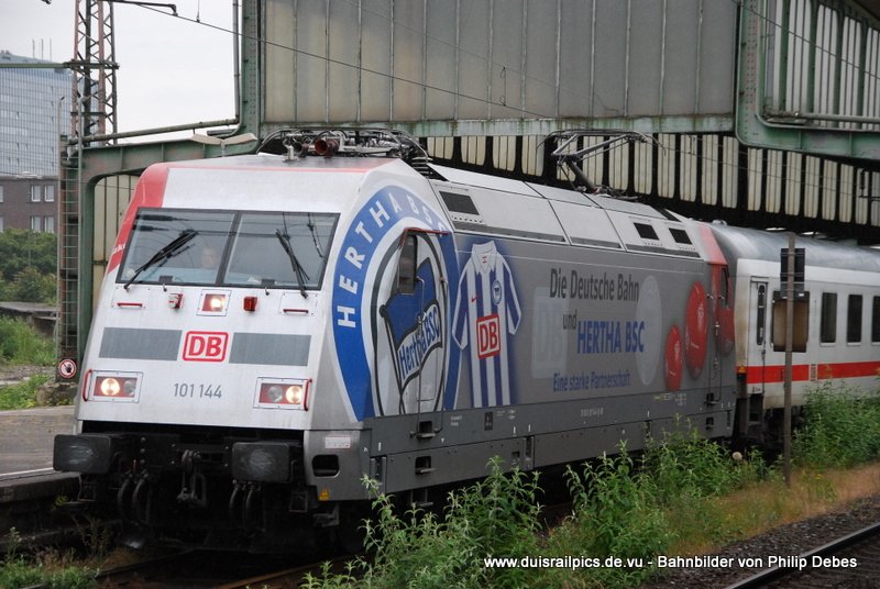 101 144-0 (DB) am 6. Juni 2009 um 13:56 Uhr mit einem IC im Duisburger Hbf