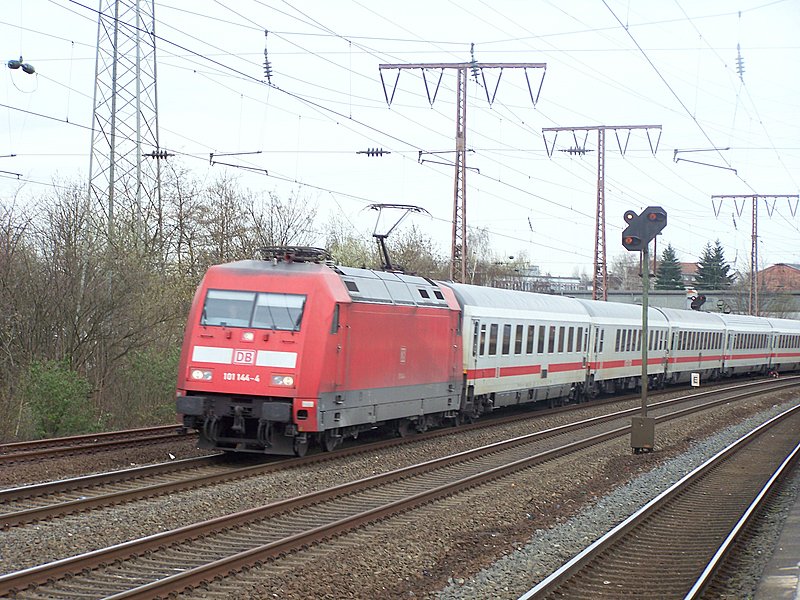101 144-4 bei der durchfahrt mit einem InterCity in Essen-Fronhausen. 30.03.08