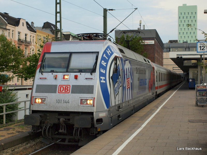 101 144-4  Hertha-BSC  steht am 6.07.09 kurz nach der Bereitstellung des aus vier Wagen bestehenden IC 2309 Hamburg-Altona - Dortmund in Hamburg-Altona auf Gleis 12 und wartet auf die Freigabe zur Abfahrt Richtung Hamburg-Dammtor.