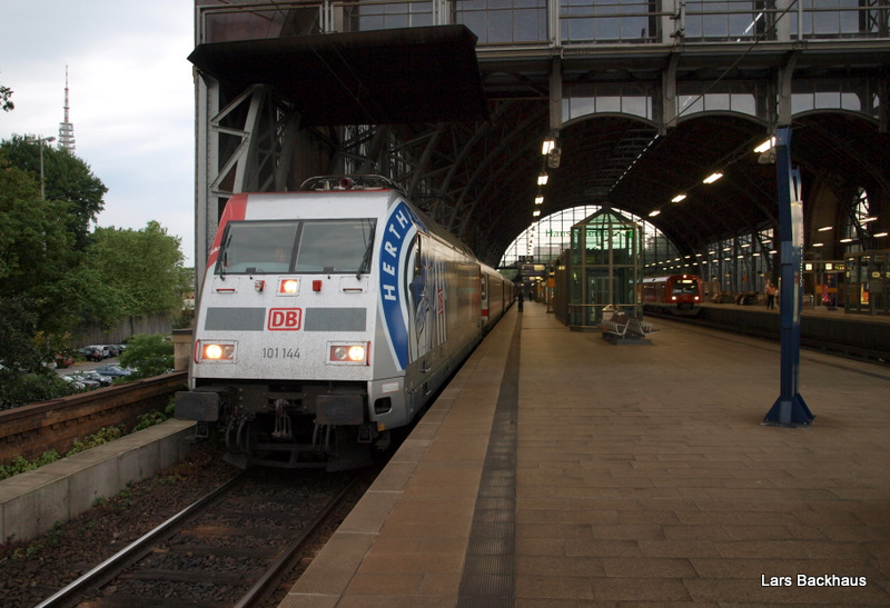 101 144-4 steht am 6.07.09 mit dem IC 2309 nach Dortmund Hbf in Hamburg-Dammtor und wartet auf Freigabe zur Weiterfahrt nach Hamburg-Hbf.