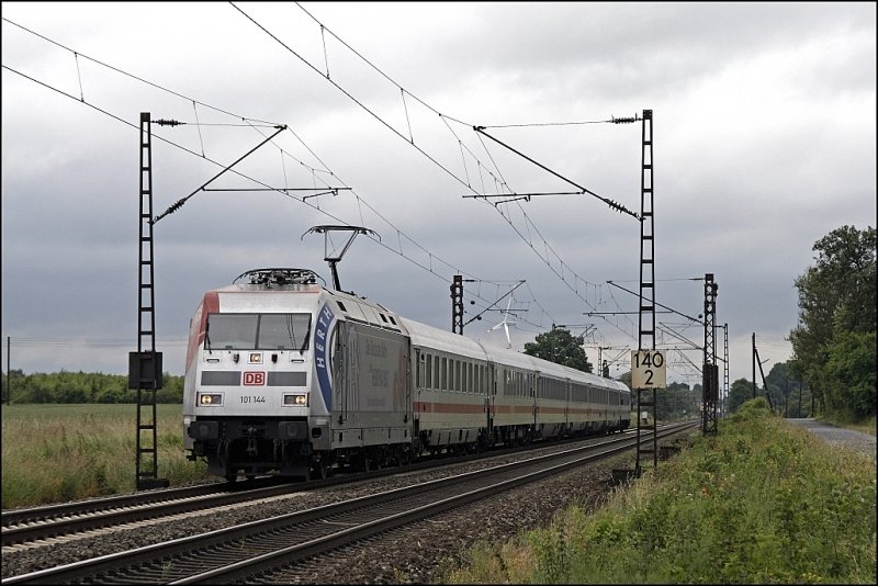 101 144 (9180 6101 144-4 D-DB) schleppt den IC 2154, Berlin Gesundbrunnen - Dsseldorf Hbf, bei Nordbgge mit ca. 160 Km/h in Richtung Dortmund. (11.06.2009)