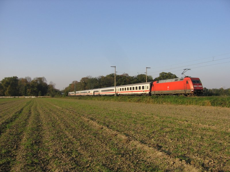101 144 ist am 23.10.2007 schiebend mit dem IC 2026 Richtung Kln/Hamburg unterwegs.