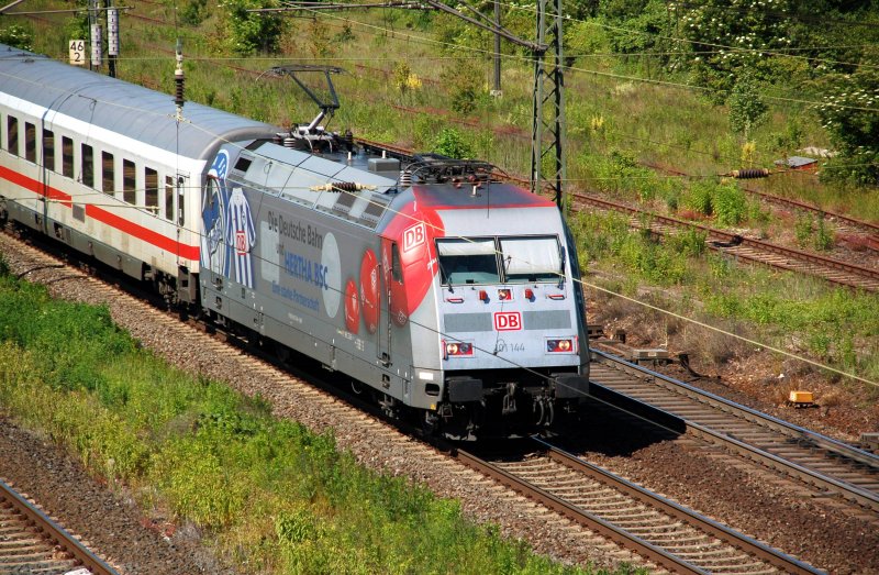 101 144 bef�rdert am 13.06.09 den IC 79655 nach Leipzig, hier bei der Durchfahrt durch Naumburg.