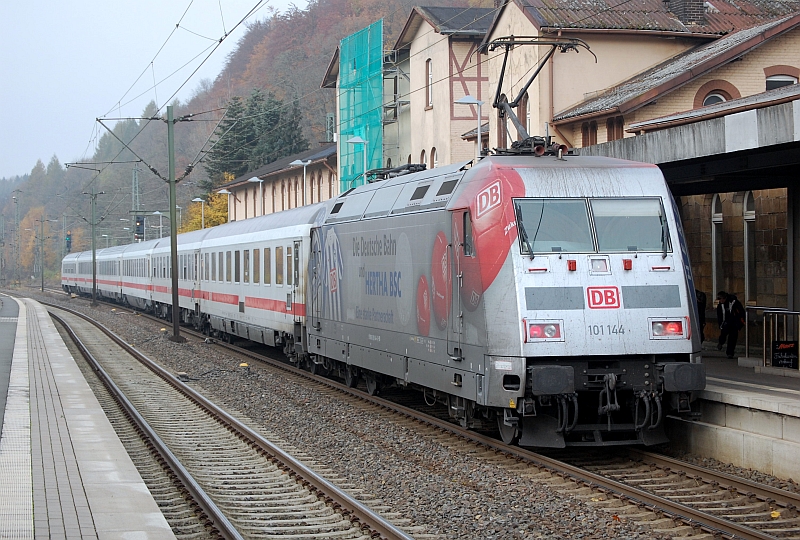 101 144 (Hertha BSC) mit IC 2156 Erfurt Hbf - Düsseldorf Hbf, am 31.10.2009 in Altenbeken