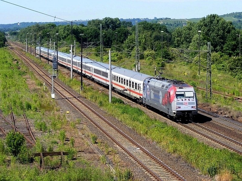 101 144  Hertha  zog am 13.6.2009 den IC 79655 von Wiesbaden nach Dresden. Hier durchfhrt sie grade Naumburg (Saale).