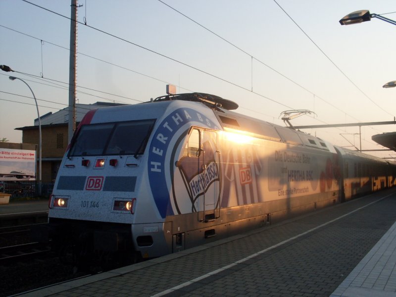 101 144 mit einem IC in Wolfsburg HBF mit einem IC von Bad Bentheim nach Berlin. Wie soltes anders kommen natrlich kam sie mit Gegenlicht