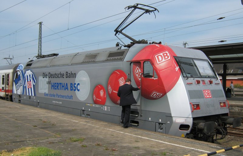101 144 mit IC 2151 D�sseldorf --> Berlin Gesundbrunnen beim Planhalt mit Fahrtrichtungswechsel in Hamm (Westf.). Der Zugchef bringt dem Tf gerade die Bremszettel. 26.04.2009.