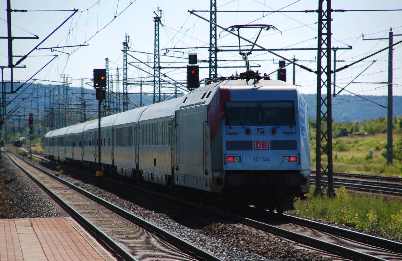 101 144 schiebt am 13.06.09 den IC 79656 durch Neudietendorf Richtung Wiesbaden.