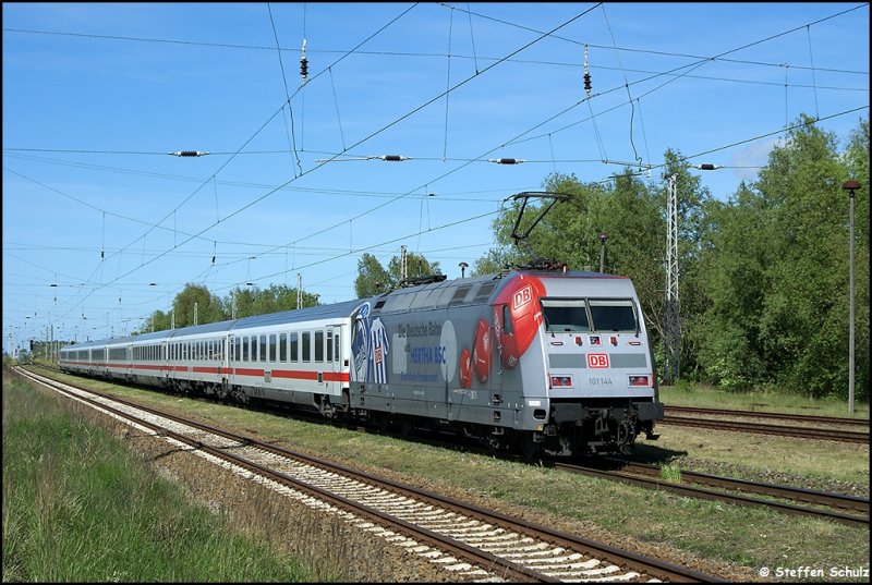 101 144 schob am 12.05.09 den IC 2376 aus Richtung Rostock nach Binz.Aufgenommen in Bentwisch.